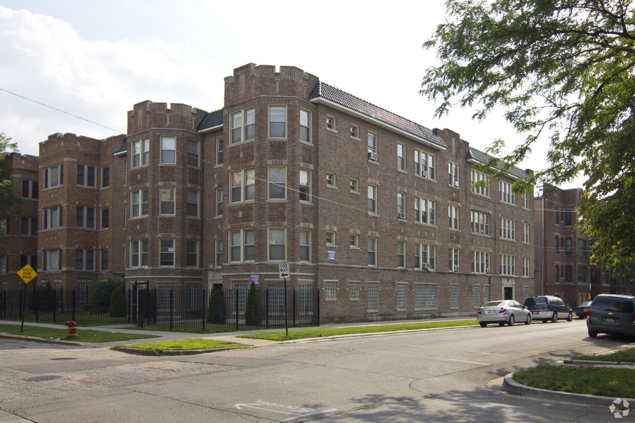 Primary Photo - 6800 S Paxton Ave