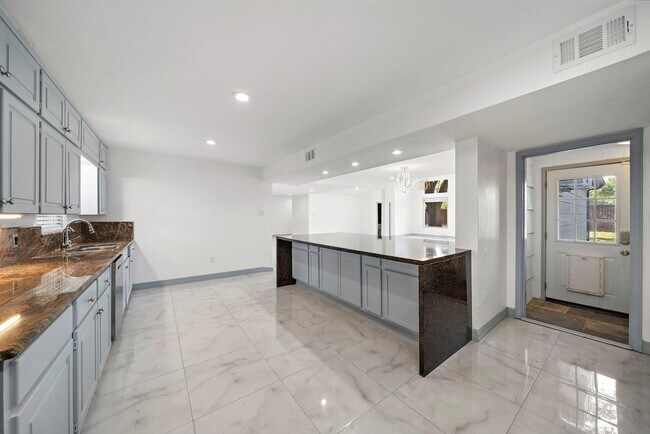 Foto del edificio - 1068 Chimney Rock Rd