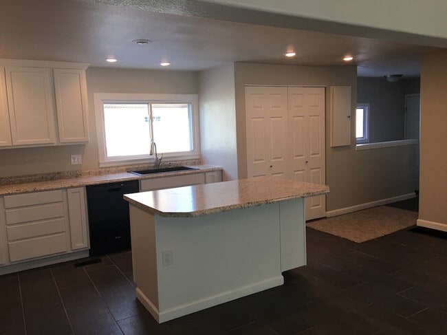 Building Photo - 4 bedroom, 2 bath Home