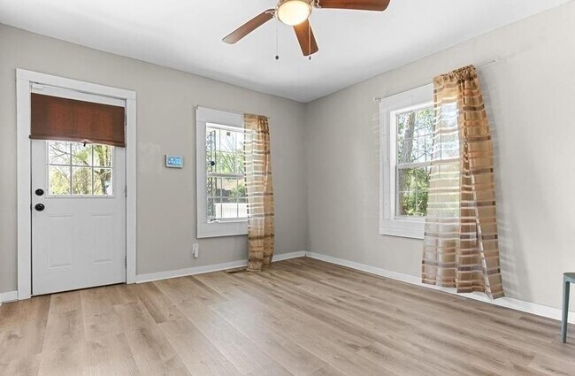 Foto del edificio - 2164 Monroe Ave