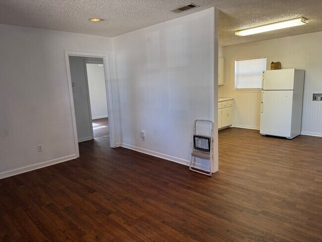 Building Photo - 2 Bedroom 1 bathroom house in central Lubb...