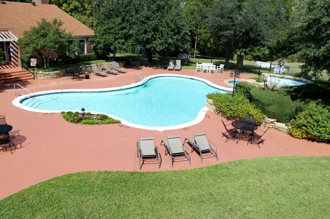 Foto del edificio - Woodcreek Apartment Homes