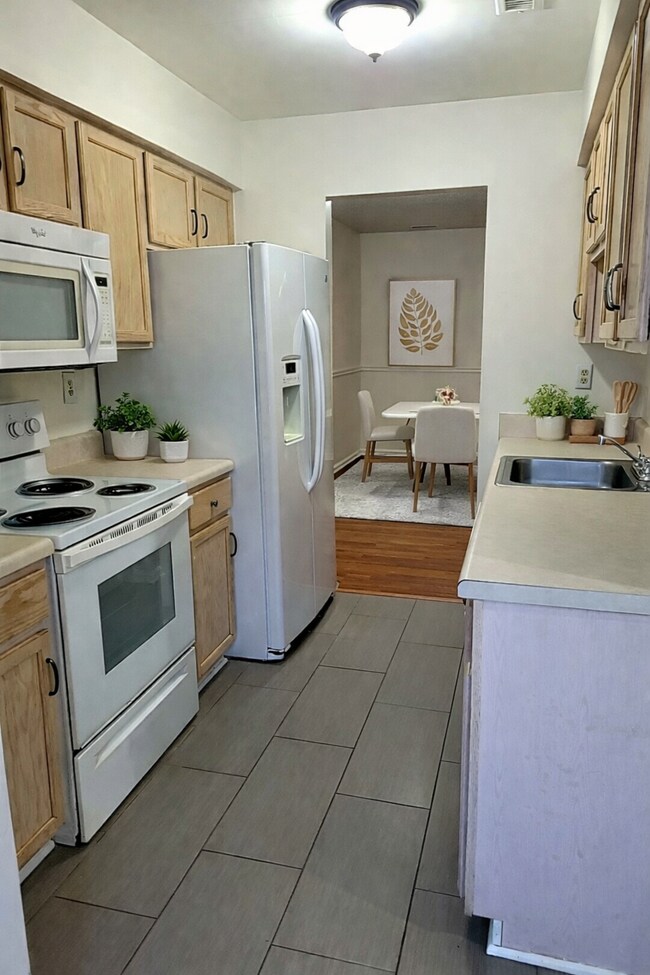 Foto del edificio - Spacious 3BR Townhome • $2,150 • Fenced Yard + Bonus Room • Prime Location