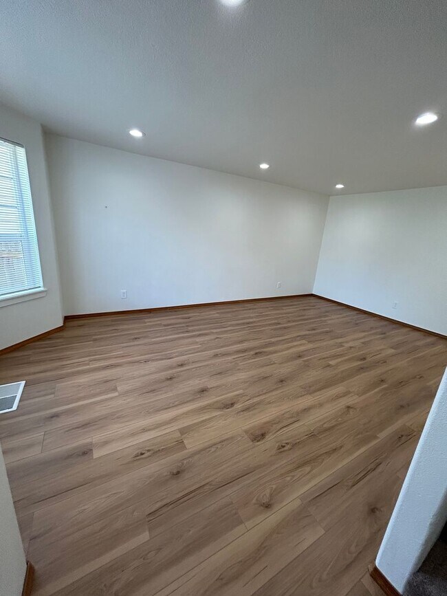 Foto del edificio - Newly Remodeled 4B/2.5Ba in East Vancouver!
