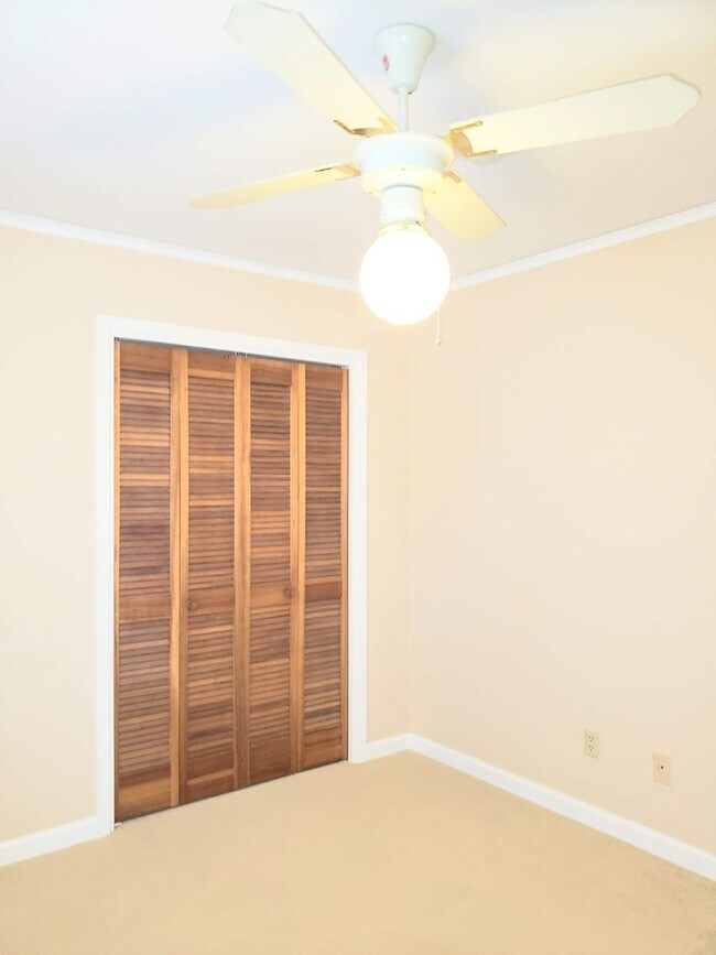 Foto del edificio - Spacious Corner Property!