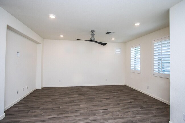 Sala de estar del primer piso - 300 N Gila Springs Blvd