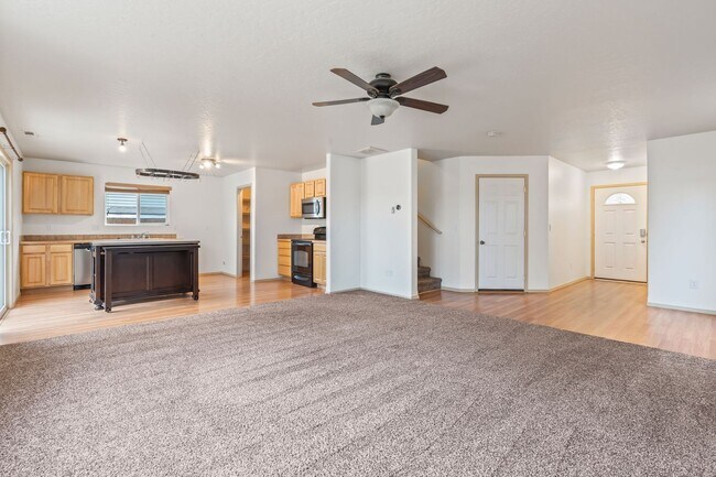 Building Photo - 3BD/2.5BA/2-CAR GARAGE IN SW BOISE!
