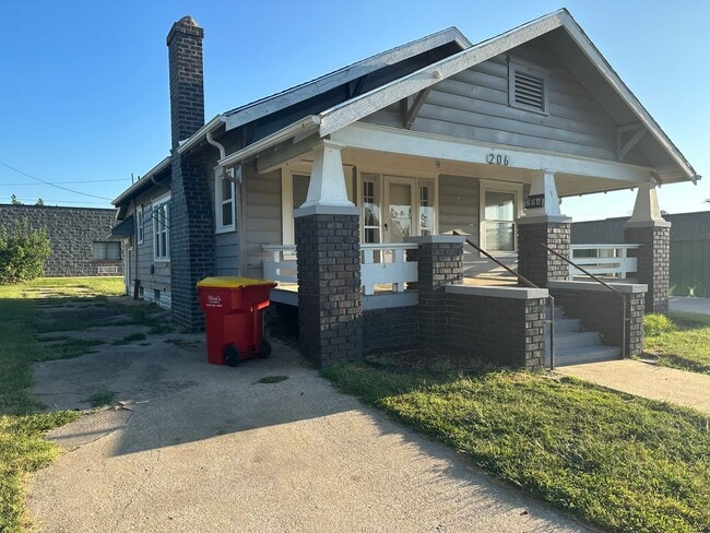Building Photo - Nice 2 Bedroom 1 Bath Home