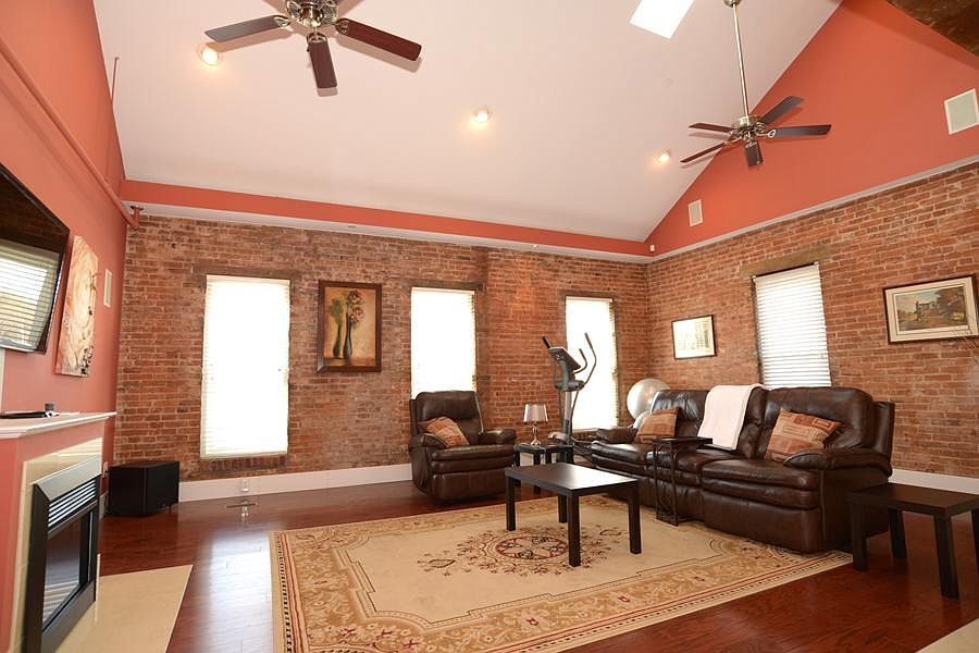 Primary Photo - 1 E Linden Ave