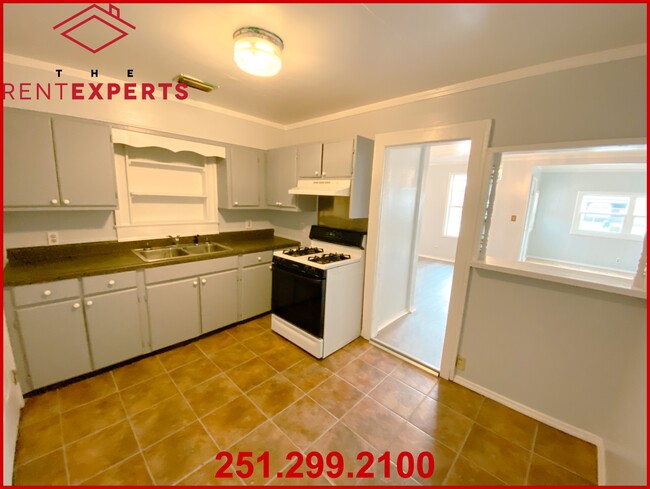 Building Photo - 331 Oak Dr