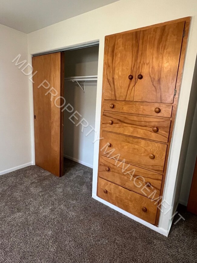 Building Photo - 3 bed with a possible 4th bed available in...