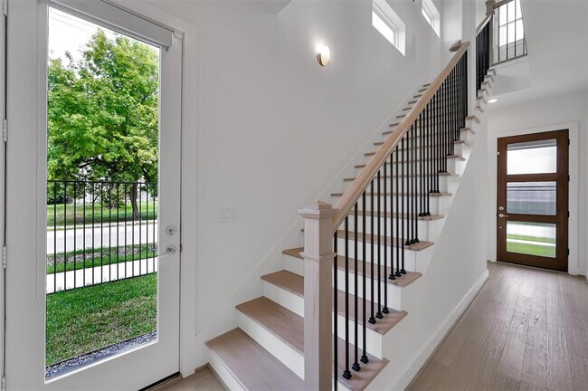Foto del edificio - 1421 Fowler St
