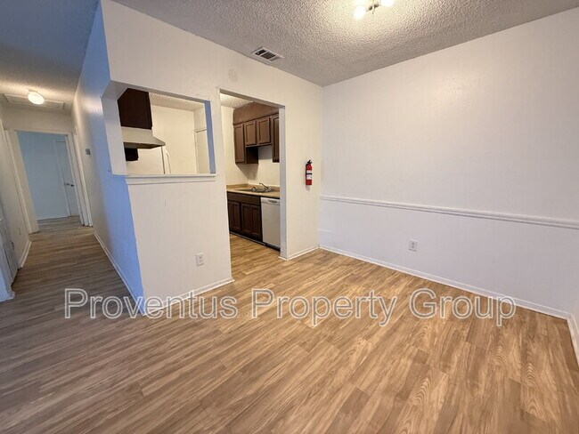 Foto del edificio - 350 N Crow Rd