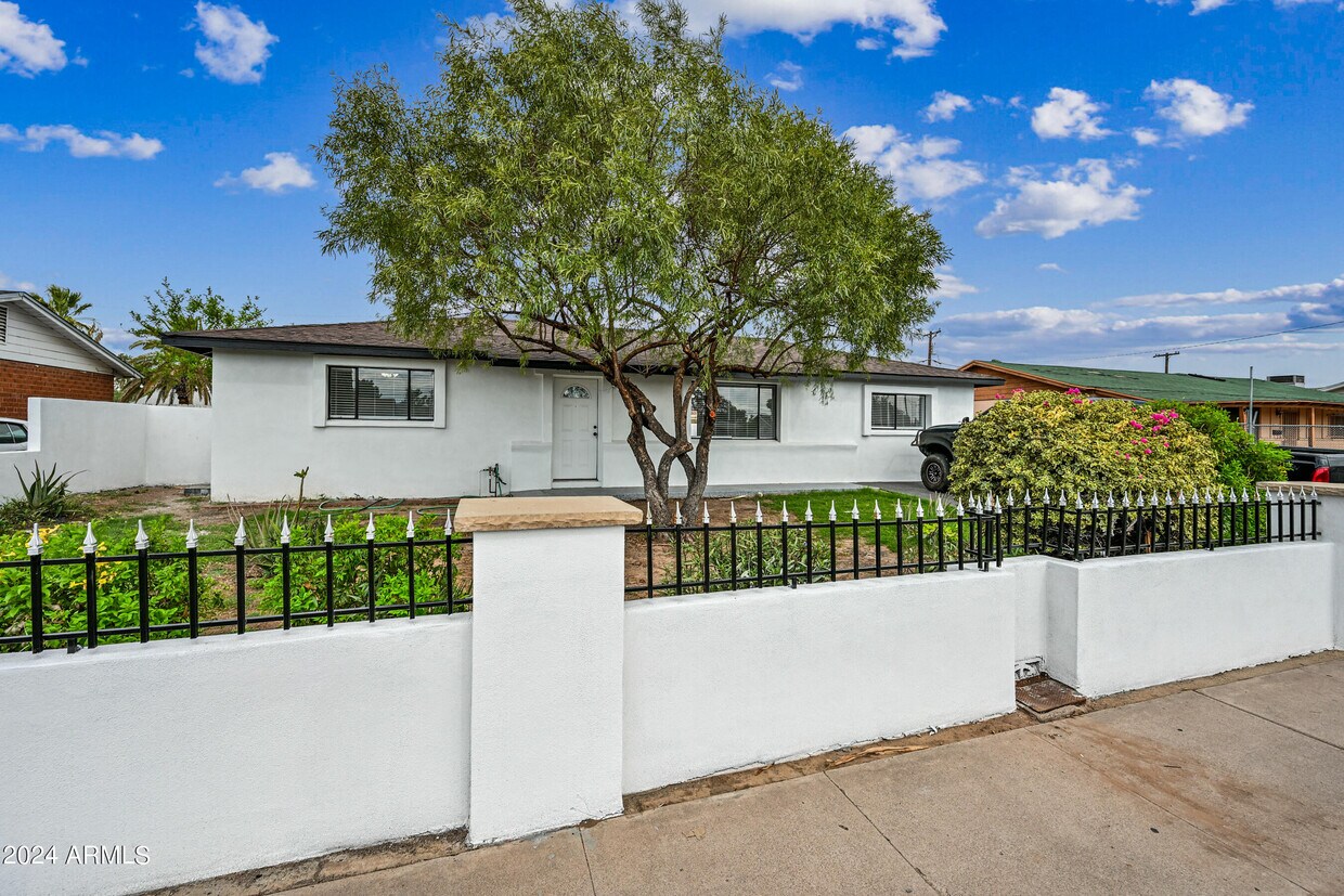 Primary Photo - 3027 N 43rd Ave