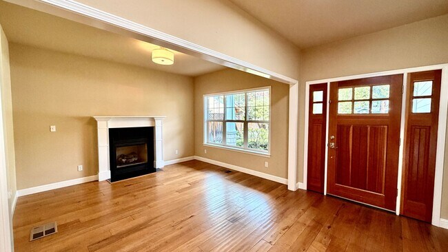 Foto del edificio - Desirable Mountain View 4 Bed + 3.5 Bath + Office Home. Close to Downtown Mountain View. Great Lo...