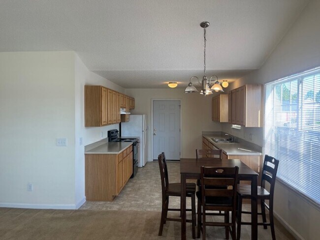 Foto del edificio - Spacious 3-Bedroom Home with Loft & Large Backyard!