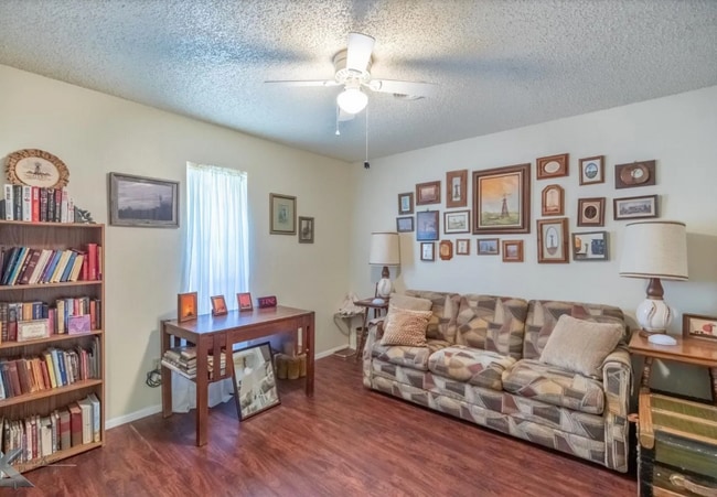 Foto del edificio - 3133 Button Willow Ave