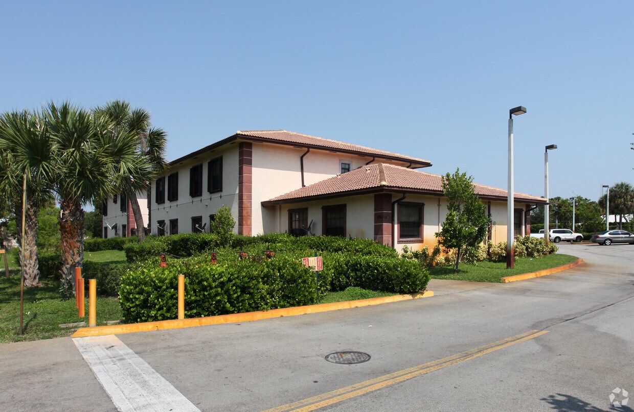 Primary Photo - 680 SW 10th Dr