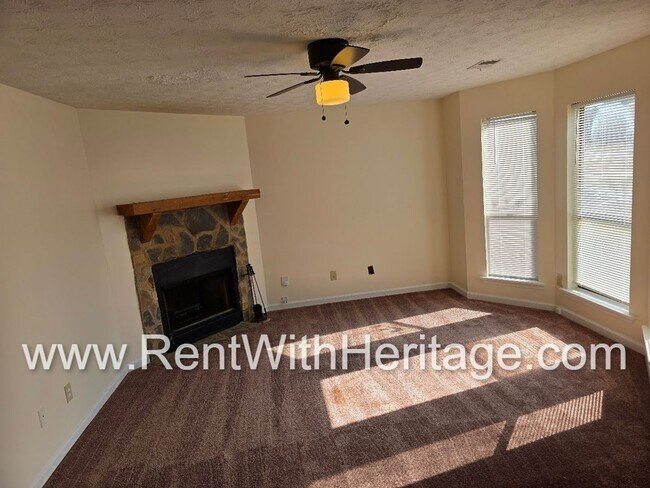 Foto del edificio - Amazing 3 bedroom, 2.5 bath townhome/ Great Roommate Floorplan / Great Location