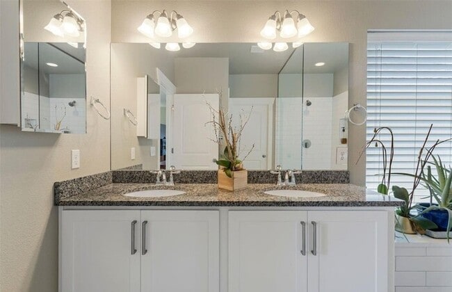 Foto del edificio - Modern 3BR Home with Finished Basement & Private Courtyard in Lowry