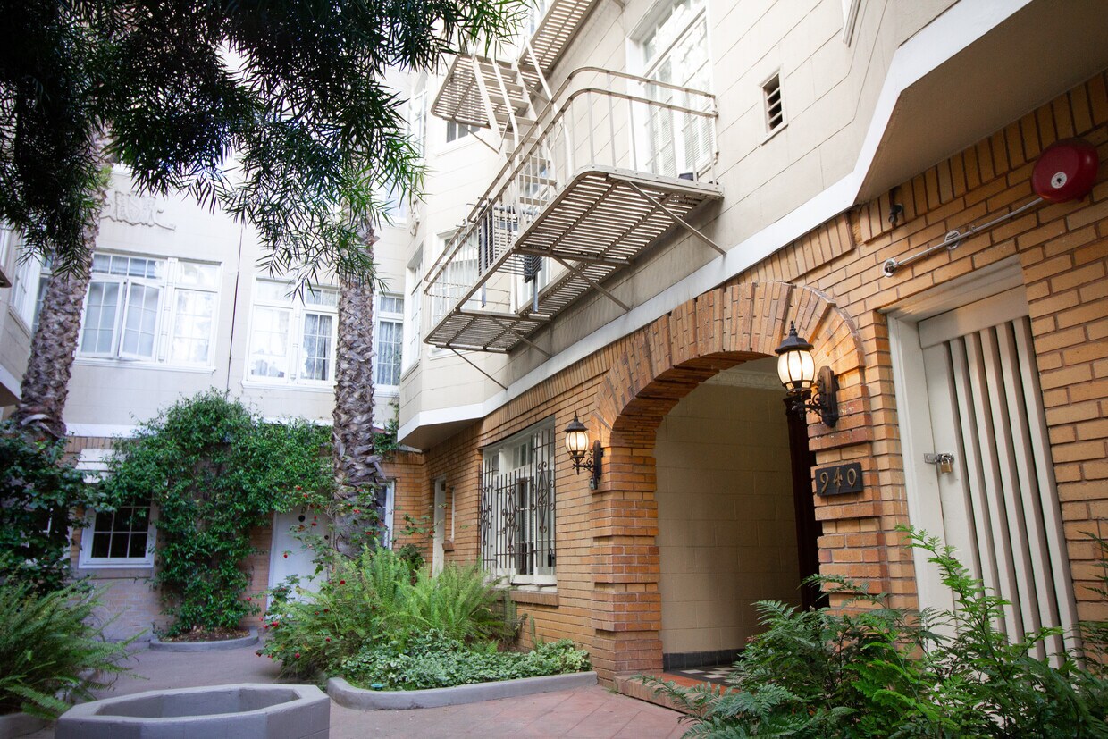 Entry - 940 Hayes