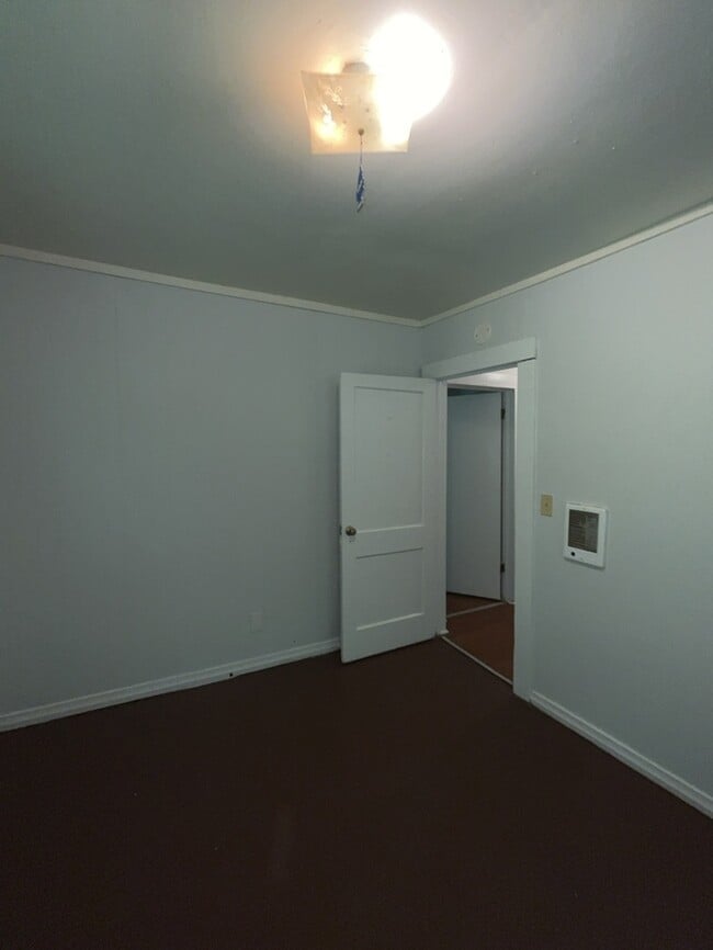 Building Photo - 212 River St