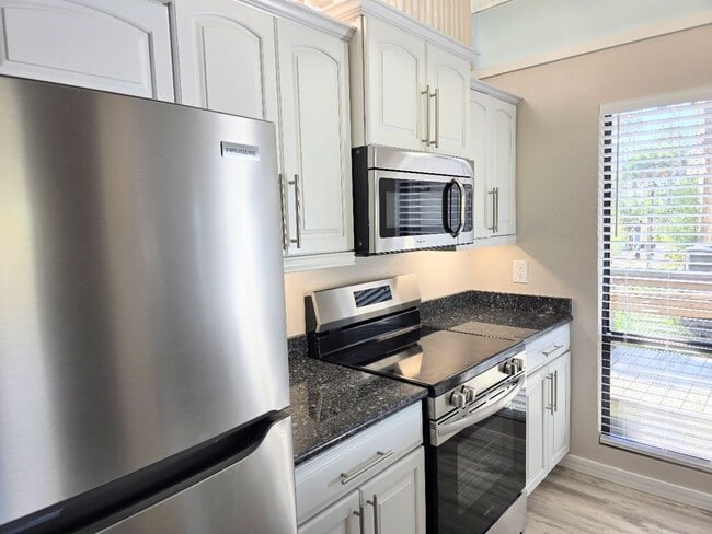 Foto del edificio - Waterfront condo with community pool!