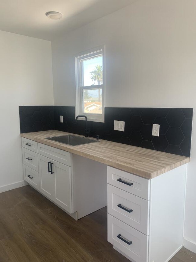 Building Photo - 1 bedroom in Los Angeles CA 90019