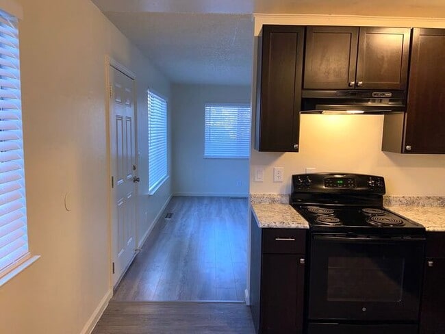Foto del edificio - Reno Duplex - Garage, Dishwasher, Washer/Dryer, Central A/C