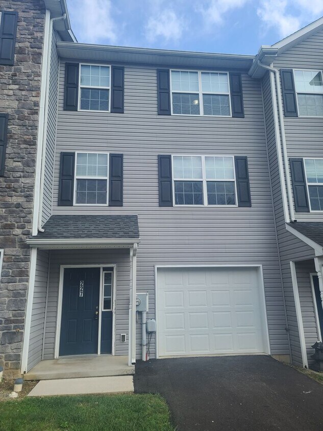 Foto principal - 3 Bedroom Townhome for Rent in Waynesboro
