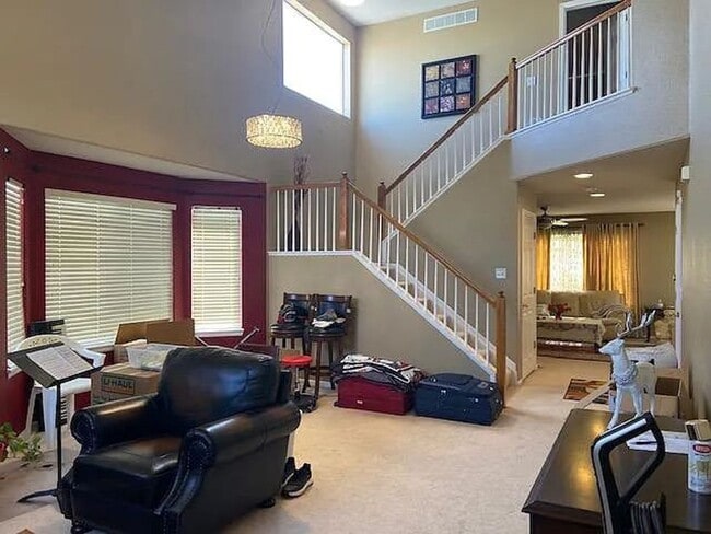 Photo - Stunning 5 bed, 3.5 bath Superior Home! Available Early June!