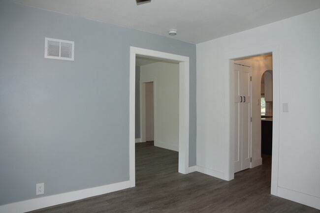 A la sala de estar y la cocina - 816 Carroll Ave