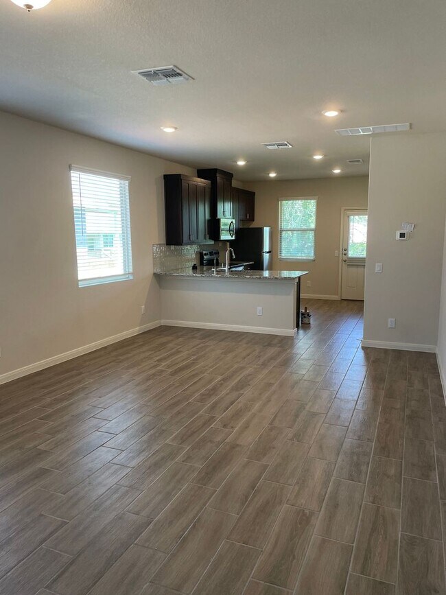 Foto del edificio - GORGEOUS 3 BEDROOM 2.5 BATH DUPLEX LOCATED...