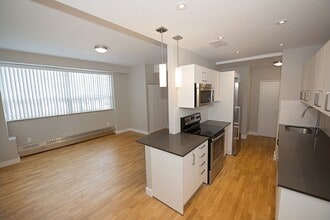 Building Photo - 190 Jameson Ave