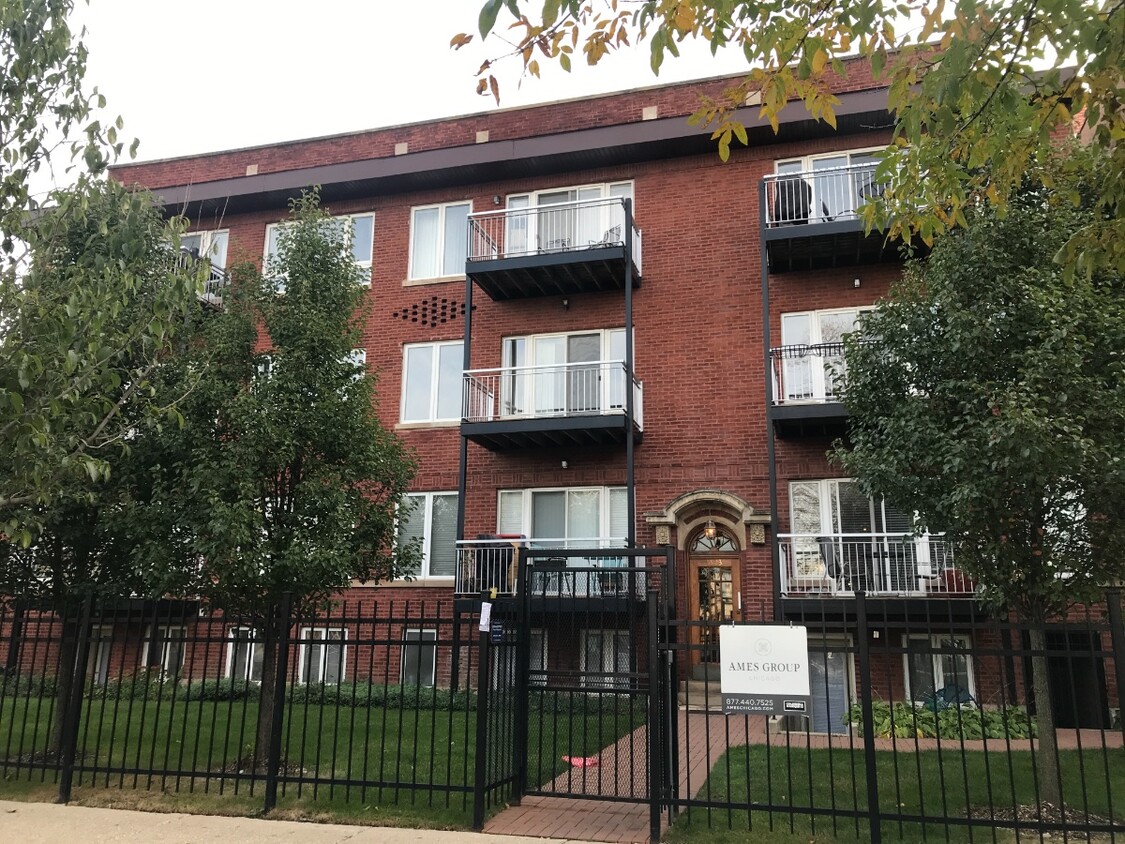 Primary Photo - 1063 W Thorndale Ave