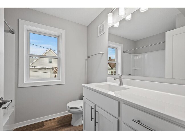 Foto del edificio - 956 19th Ave NE