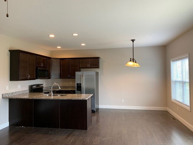 Building Photo - Luxurious 3 bedroom home