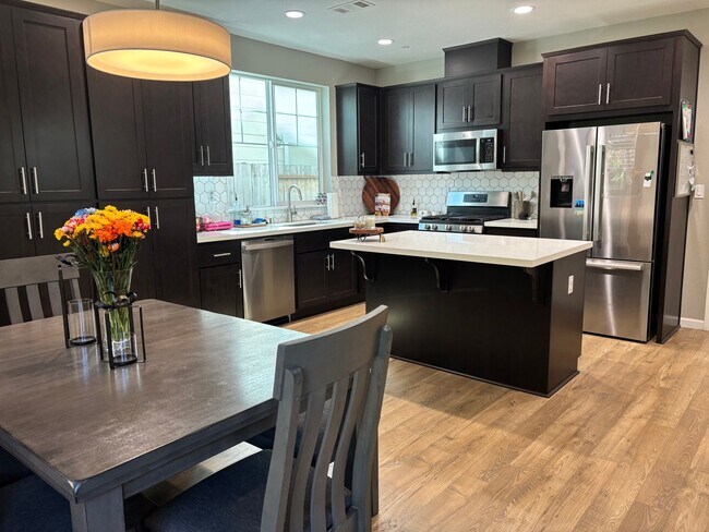 Foto del edificio - Newer 4 bedroom 2.5 bathrooms Available May 16th