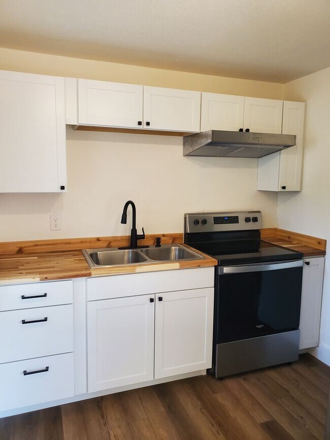 Building Photo - 1 br, 1 bath House - 109 Acorn St