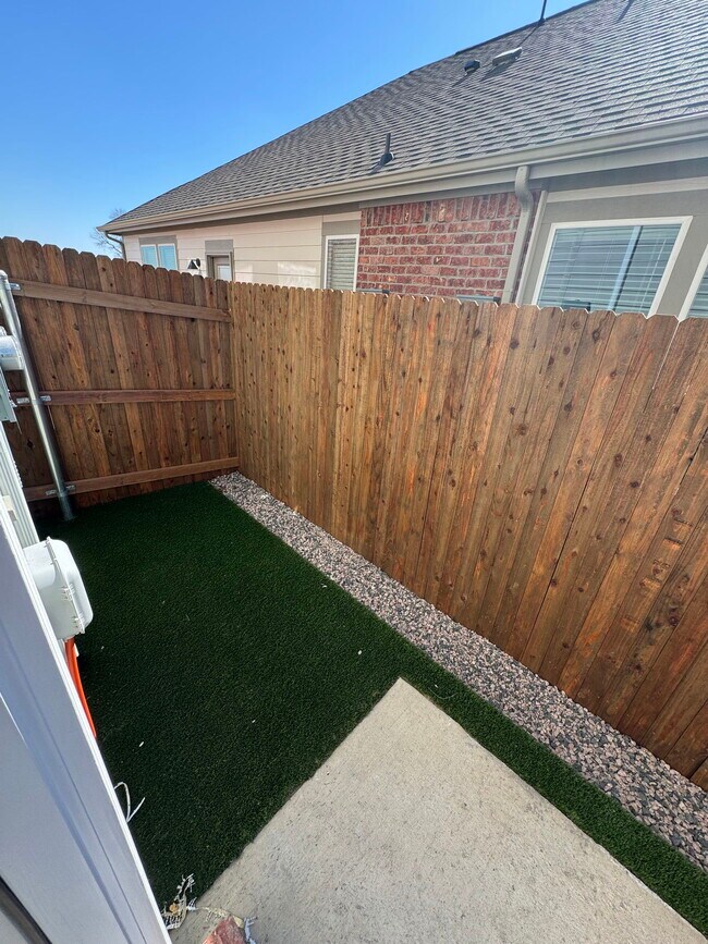 Foto del edificio - 200 White Water Dr