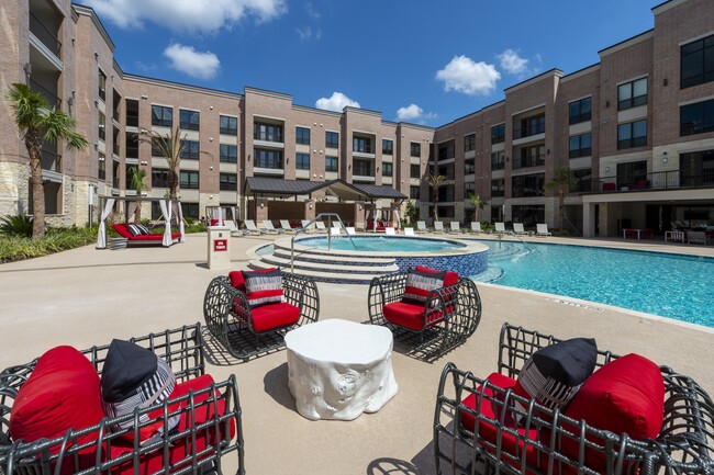 Piscina y jacuzzi - Ivy Lofts