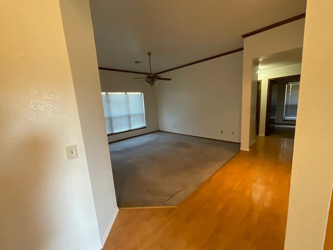 Building Photo - Spacious 3 bed, 2 bath, 2 living areas, 2 car garage