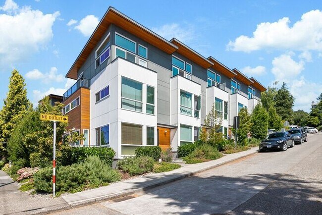 Building Photo - Fresh and Modern View Townhome in Coveted ...