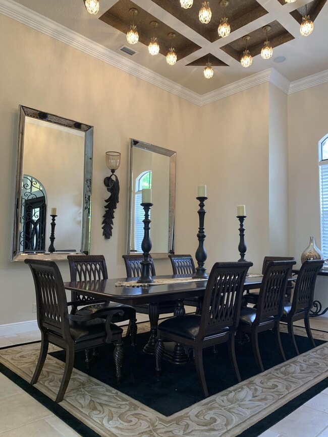 Building Photo - 10634 Versailles Blvd