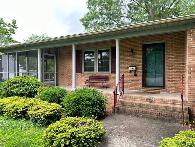 Building Photo - 3-Bedroom in the Avenues with Full Basement!