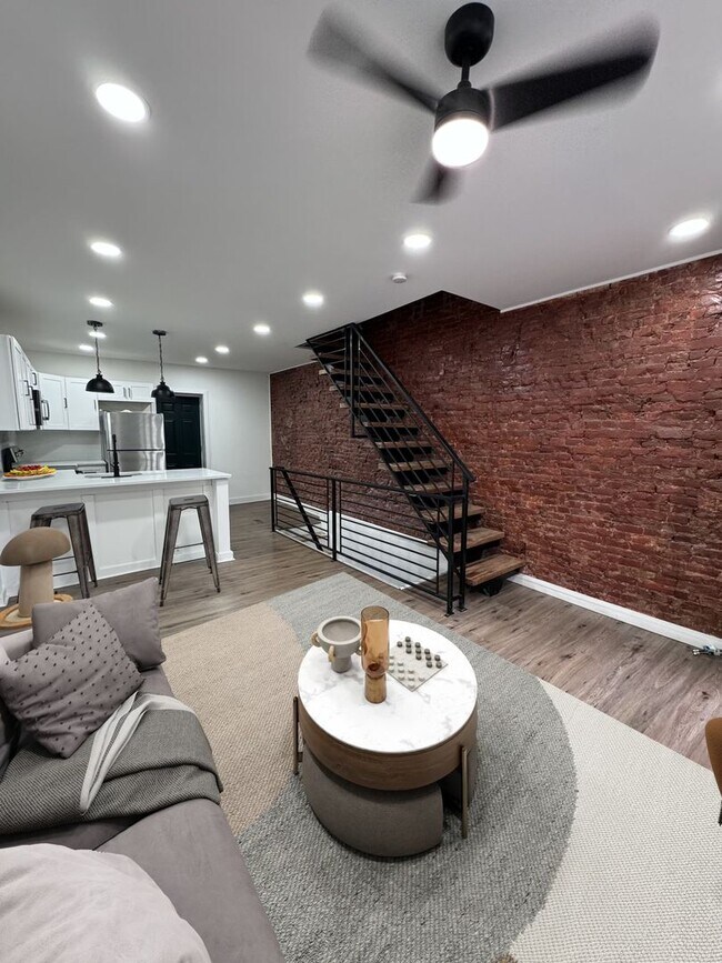 Building Photo - Stunning 2-Bedroom Townhome Just Outside B...