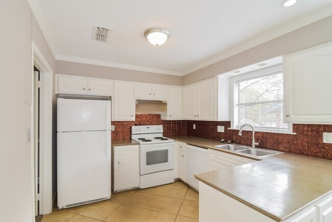 Foto del edificio - 3244 Hillcrest Ln