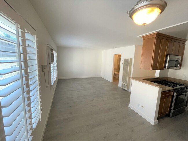 Designer Vanity & tiled tub and shower! - 20327 Saticoy St