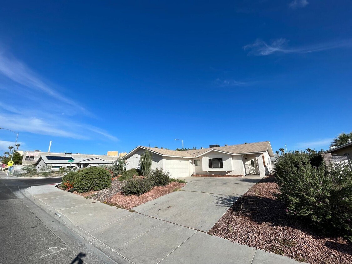 Foto principal - Cozy 3 bed, 2 bath, 1 story home1