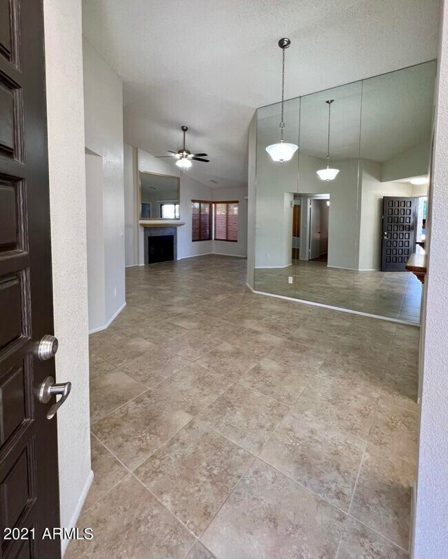 Building Photo - 3210 E Siesta Ln